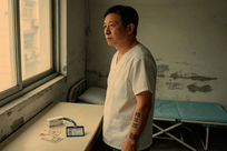 丧偶第二年，我去女儿家过年，亲家来了29口人等我做饭，女儿却反锁厨房门说：妈，您不是来伺候人的！我当晚收拾行李回了家