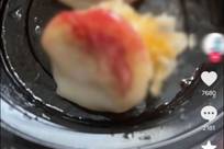 网友称外卖吃出大量血迹，店员承认是自己的血但拒做传染病检查，网友自行服用阻断药