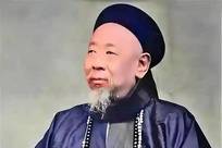 左宗棠烈日巡营，瞧见一兵卒在酷日下晒了半日竟毫无汗痕，心生疑云，于是暗下密令：此人定有古怪，当夜彻查处置
