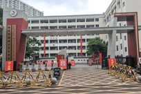 中学指定家长购298元耳机引质疑
