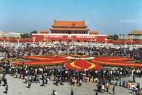 天安门广场花坛40年三次演变，大花篮是这一年才出现的