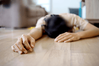 男子班前会之前在食堂就餐晕倒，送医后死亡未被认定工伤！一审：满足视同工伤构成要件，责令重新认定
