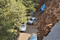 昆明一道路坍塌，有多辆车受损，官方回应