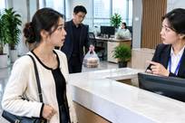 结婚9年，老公从没主动带我去他单位，上周我没打招呼去找他吃午饭，前台小姑娘却问：姐，你是他老婆？那天天来送饭的女人是谁？