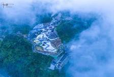 “桥遇三叠纪，云渡花江水”，这个服务区悄然成为贵州最火新地标