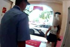 “我没偷！还我清白！”老板钻戒丢失，店员哭着报警喊冤；结局反转：民警在其家中厕所窗台的木板下找到被盗钻戒，店员已被刑拘