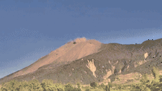 菲律宾中部坎拉翁火山喷发 喷出火山灰与浓烟