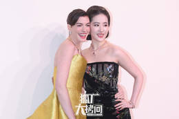 安妮·海瑟薇刘亦菲贴贴 孟子义李昀锐同框