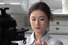 李兰迪影棚喝水被呛咳 倒霉蛋实锤