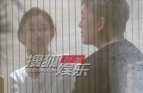 王丽坤与友人聚餐 素颜微笑尽显恬静