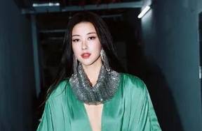 朱珠绿缎红裙明艳出场 尽是松弛风情