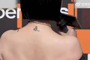 网传零食店一店员给顾客下跪道歉