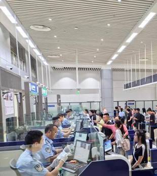 今年以来广西东兴口岸共查验出入境人员650万余人次