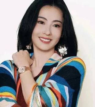 张柏芝惊艳“双面穿搭”：彩色流苏松弛随性，黑皮夹克的酷飒