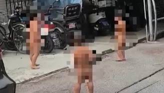 4名幼童在小区裸体跑动