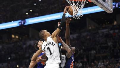 NBA-马刺VS尼克斯 文班送大帽