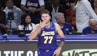 NBA-湖人VS开拓者 东契奇送飞吻