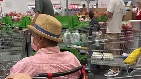 岁洪金宝逛商超，试吃苹果和披萨，亲和力十足