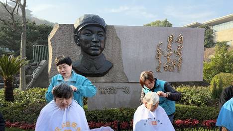 三月春“锋”拂吴山，雷锋广场的服务热情比气温还升得快！