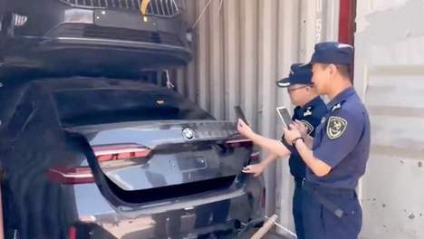 海关突袭！青岛集装箱惊现20辆旧车，背后竟隐藏惊人内幕！