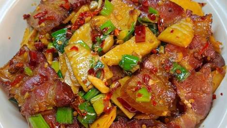 冬笋炒腊肉：一口咬住春天的鲜与冬天的醇