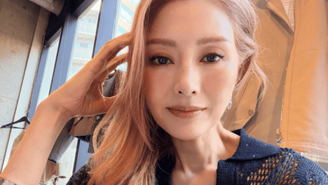李嘉欣晒最新照片：换新发色好漂亮，微笑拍照好惬意