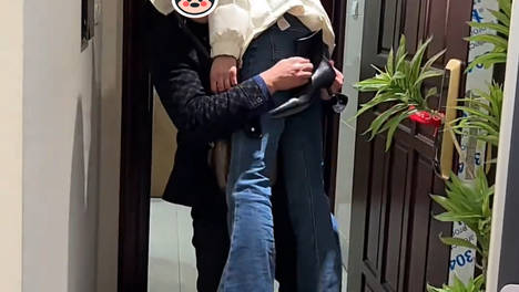 36岁女子看上24岁小伙，喝醉后让他送回家：你不要回去了，好吗