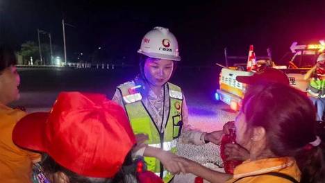 52名乘客成功安全转移！这场高速公路救援高效又暖心