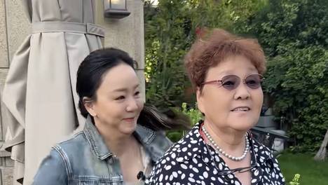 王一楠带父母医院看牙，爸妈嫌打车贵坐公交，亲妈5点起床包饺子