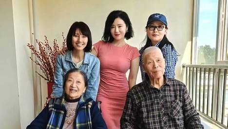 47岁袁泉拜访恩师，素颜穿牛仔衣身形消瘦，不如张彤丰满有女人味