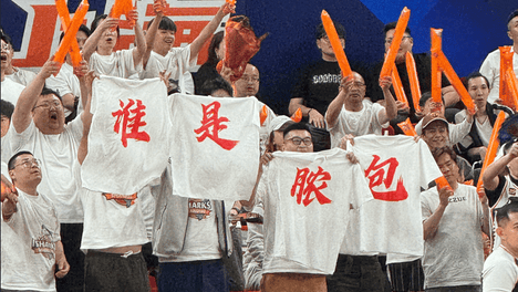内涵北京主帅言论！上海男篮主场球迷高举“谁是脓包”白色T恤