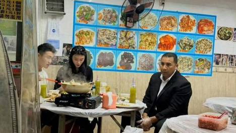 打破豪门滤镜！何猷君奚梦瑶被偶遇，保镖处境引热议 细节暴露人