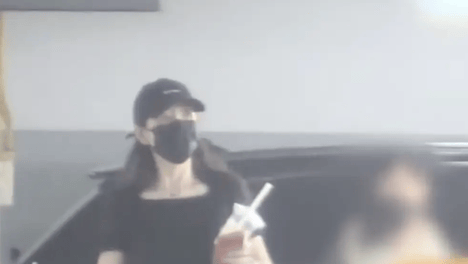 王鸥疑似带女儿出门逛街 全副武装打扮低调