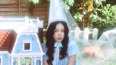 周也晒520庆生美照 穿蓝色公主裙清纯又甜美