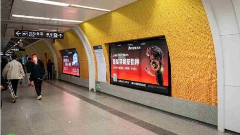 智能穿戴新物种风靡鹏城，深圳智造引领AI时代新生活