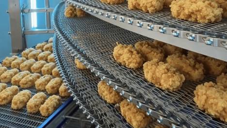 油炸食品冷却难题怎么解决？沃斯达螺旋冷却塔+食品输送机一站式解决方案