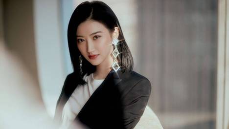 景甜与好友聚会被拍，状态轻松素颜笑容甜美，与男友矛盾尚未解决 景甜因前男友纠纷和卖房风波陷入舆论漩涡，公关处理不当，口碑下滑，事业受阻。
