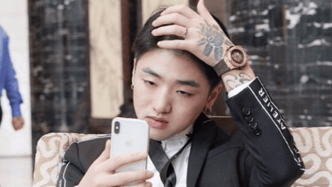 Icon户外直播整蛊女路人，对方追着要求删视频，不然就报警