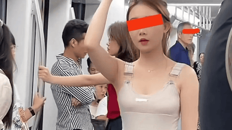 浙江：女子穿特色衣服坐地铁，网友：这么好看的姑娘被一件衣服毁了。