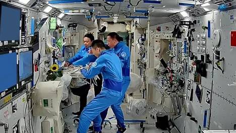 神舟二十三号3人乘组第1批画面来了：将太空出舱挑战，难度多大？