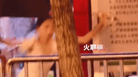 孙怡遇大风伞面掀翻不慎摔跤 被扶起后微笑报平安