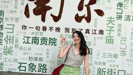 高圆圆灰上衣配绿半裙笑容明媚 回头浅笑温柔又松弛