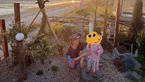 孙艺珍玄彬带儿子海边看日出 父子抓螃蟹画面温馨