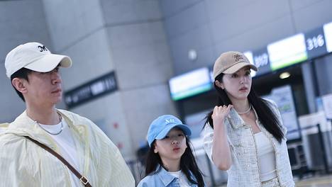 董璇张维伊携女儿小酒窝现身机场 一家三口温馨有爱