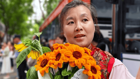 女出租车司机18年前雨夜捡回失聪弃婴，如今儿子高考后跪谢养母