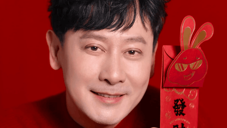 58 岁邱心志近况惹人唏嘘！金钟视帝离婚 14 年独居，两段感情耗尽半生热忱 邱心志凭借古装男神形象走红，转型后成就非凡，晚年低调独居，感情经历坎坷，始终追求独立与淡泊。