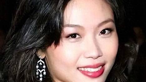 陈妙瑛54岁仍被称蔡家陈太，她没名分坐主桌，逛街像寻常邻居
