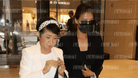谢贤离世后狄波拉谢婷婷首现身 母女俩双眼红肿神情哀伤
