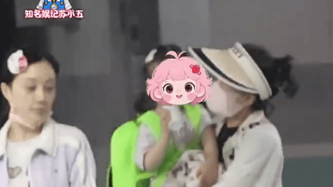 锤感十足！李小璐带幼童现身街头，二胎传闻彻底发酵