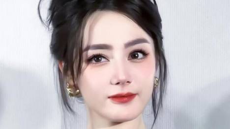 全场只有迪丽热巴当真！星爷“亲女儿”到场，捂嘴震惊出来表情包